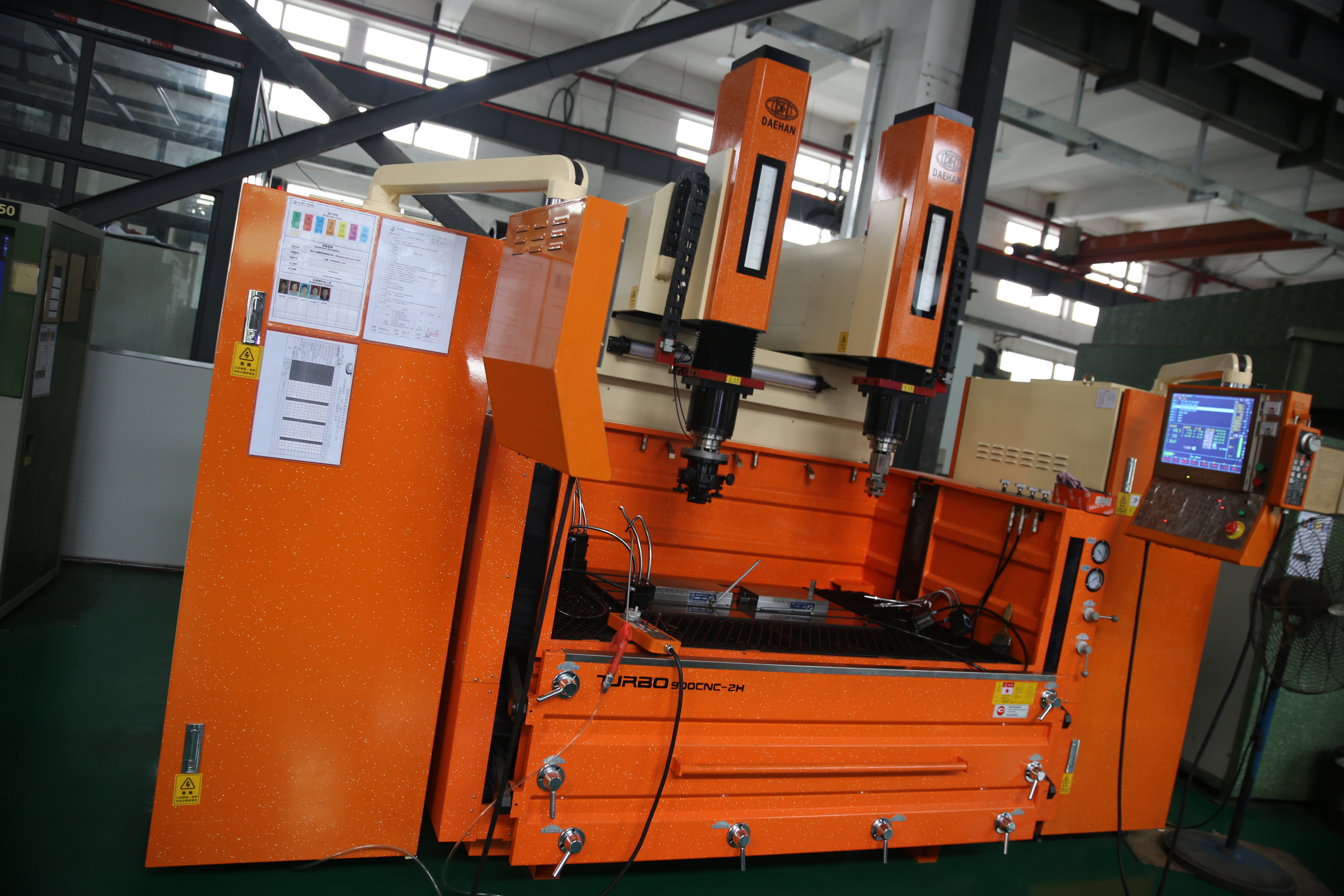 機(jī)器人塑膠模具加工圖片